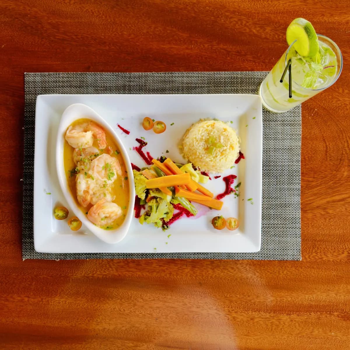 Garlic shrimp with rice and vegetables, served at Terraza de Palermo
