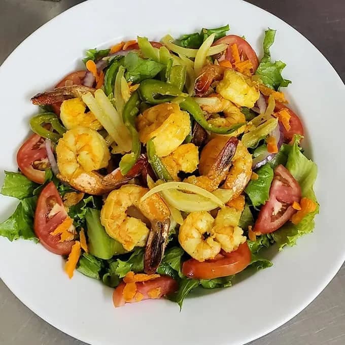 Ensalada de camarones a la plancha con tomate y aguacate