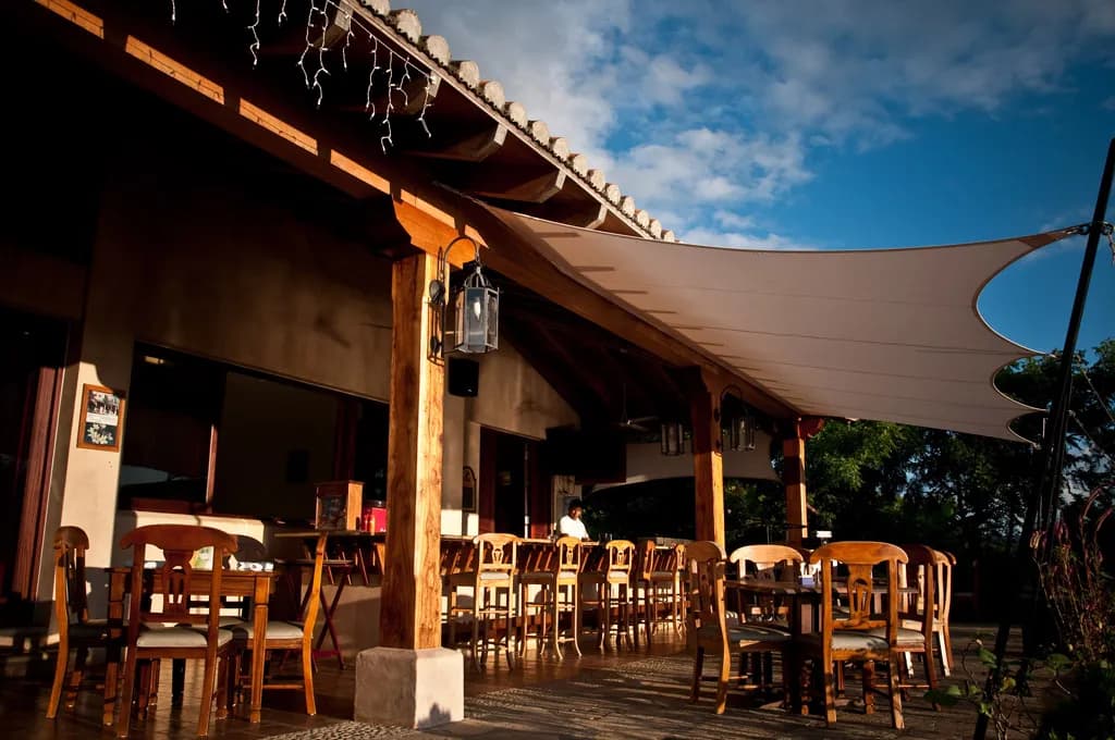 El comedor de Terraza de Palermo bajo un toldo, listo para el almuerzo