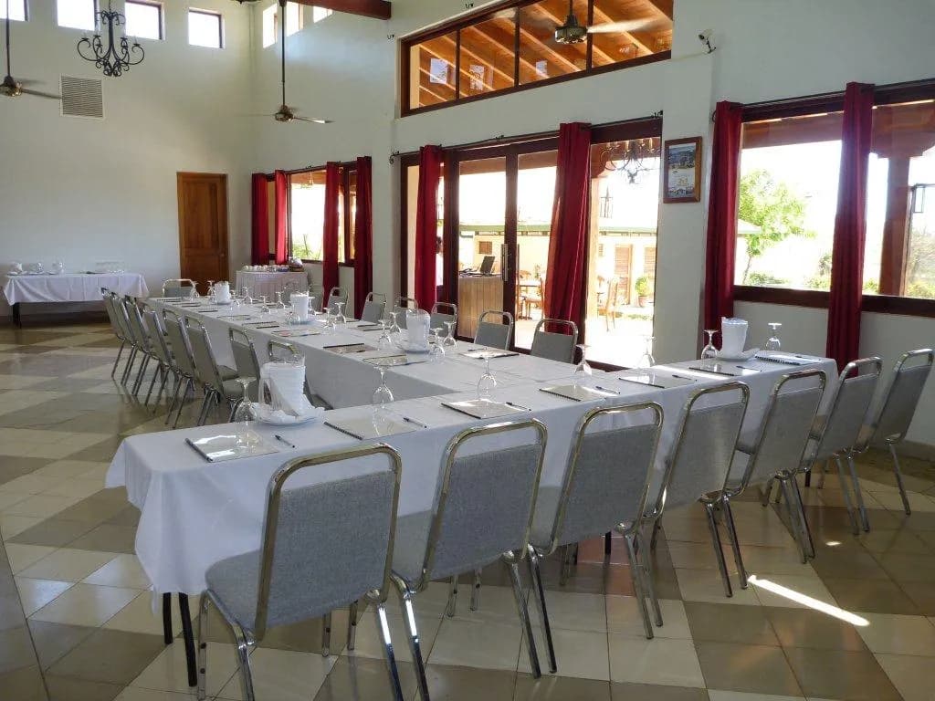 La sala de reuniones con mesas largas