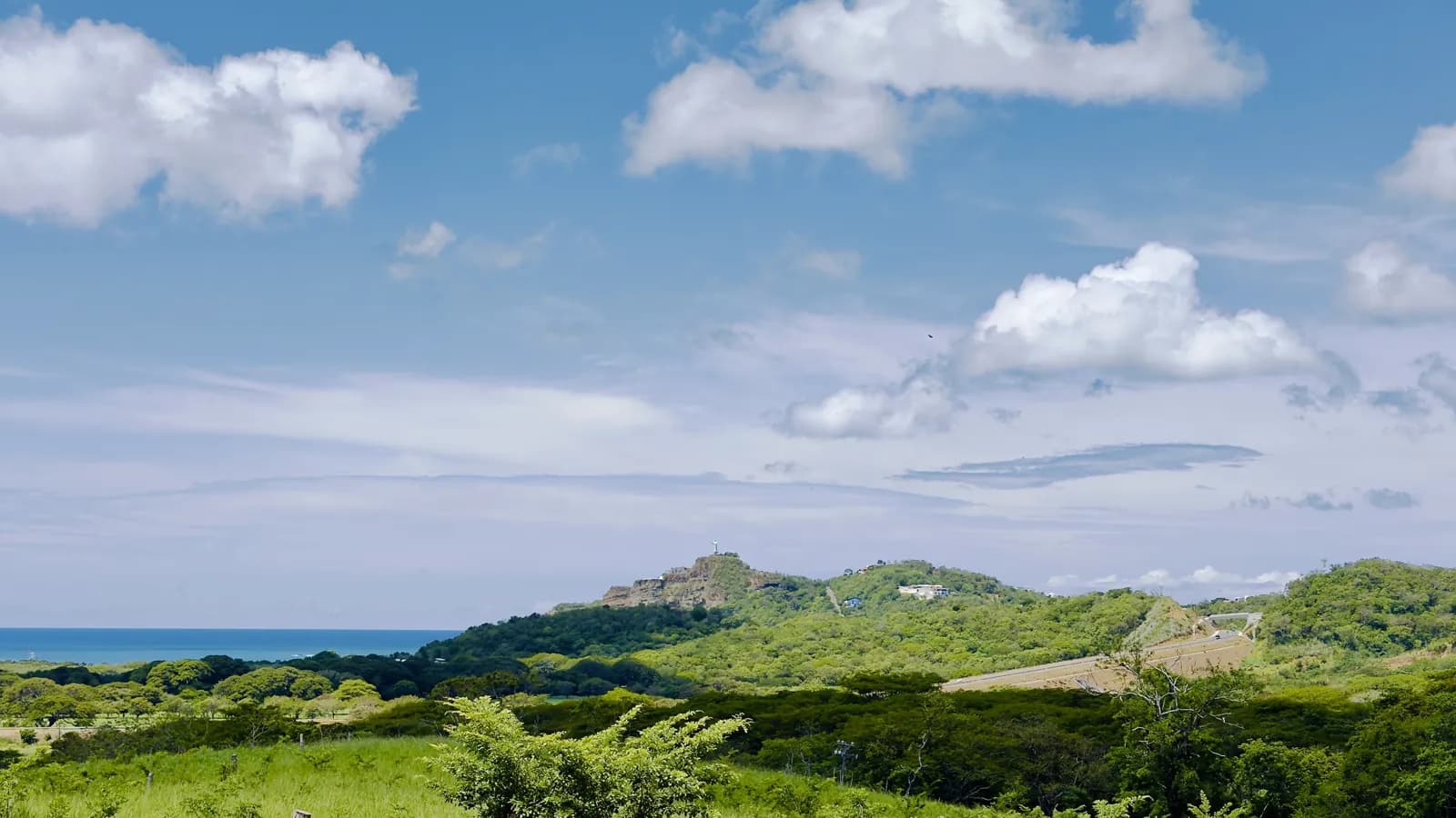 Colinas verdes alrededor de San Juan del Sur bajo un cielo azul