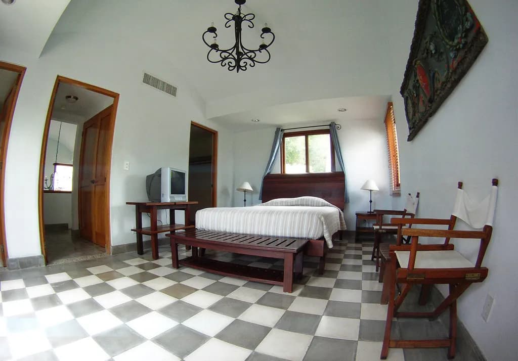 Habitación de villa con cama queen y muebles de madera
