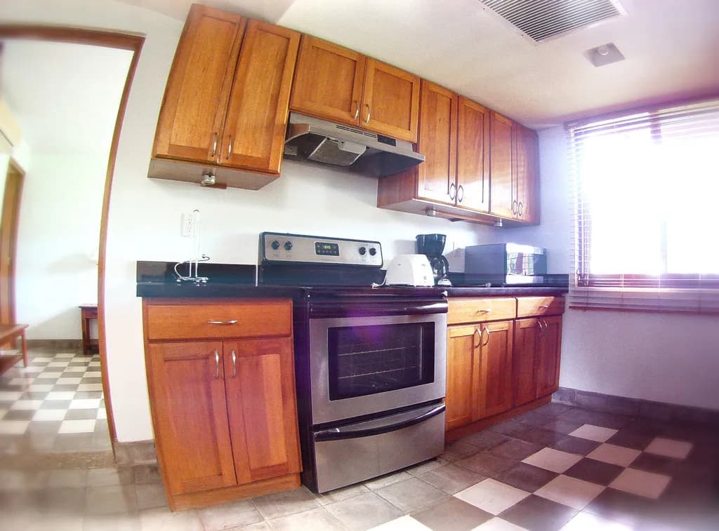 Cocina de villa con gabinetes de madera y electrodomésticos de acero inoxidable