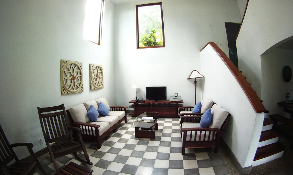 Sala de villa con la escalera al segundo piso