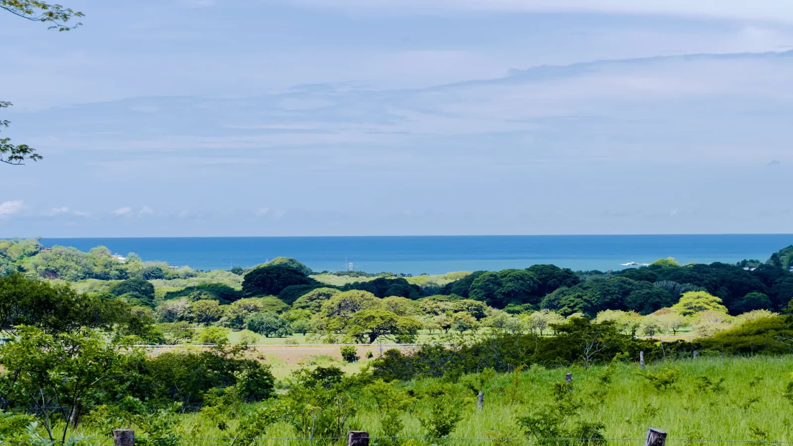 El Pacífico más allá de las colinas verdes bajo el resort