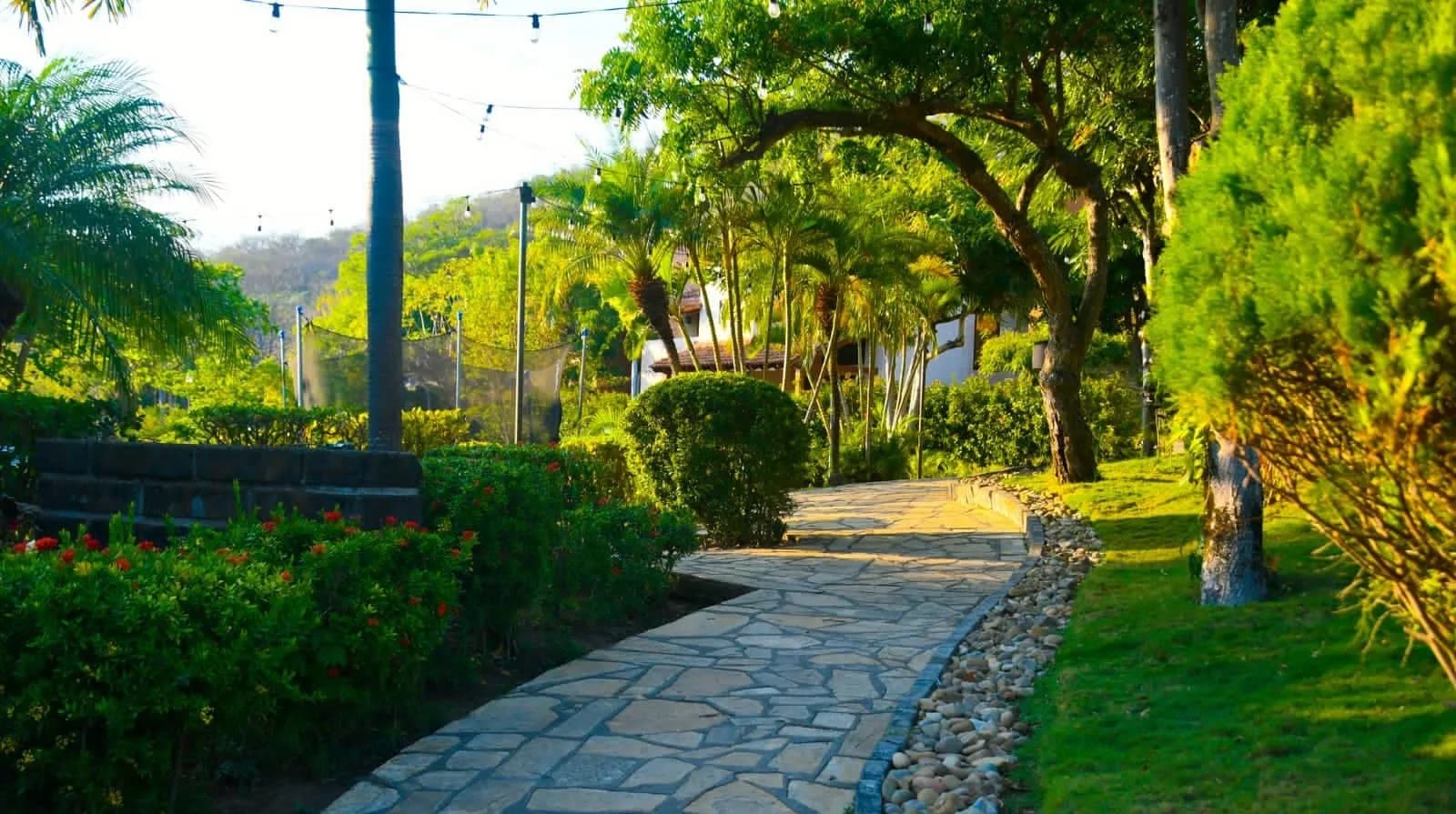 Sendero de piedra entre los jardines de las villas